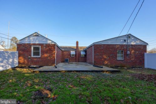 124 Millersville Rd, Lancaster PA  17603-4220 exterior