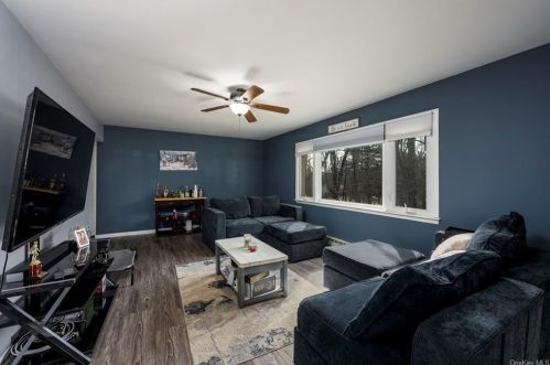 35 Montfort Rd, New Hamburg NY  12590-3520 exterior