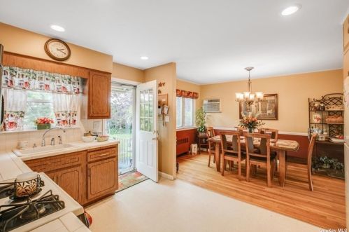 7 Parkview Cir, Bethpage NY  11714-2309 exterior