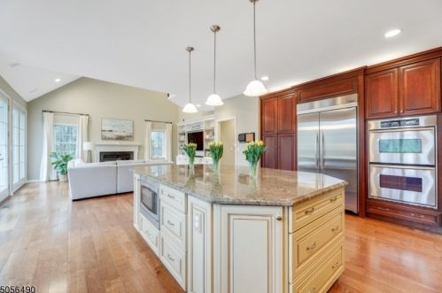 31 Castle Ct, Dover NJ  07869-2024 exterior