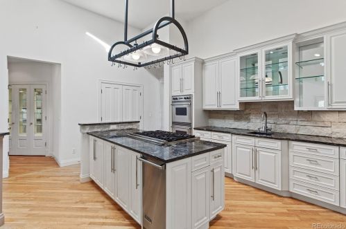 93 Glenmoor Dr, Englewood CO 80113-7117 exterior