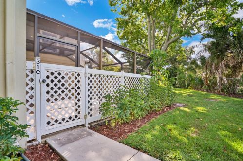 31 Clinton Ct, West Palm Beach, FL 33411-8637