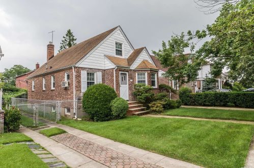 82-31 246th St, Jamaica, NY 11426-1822