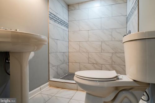 156 Riverview Dr, New Castle DE  19720-2732 exterior