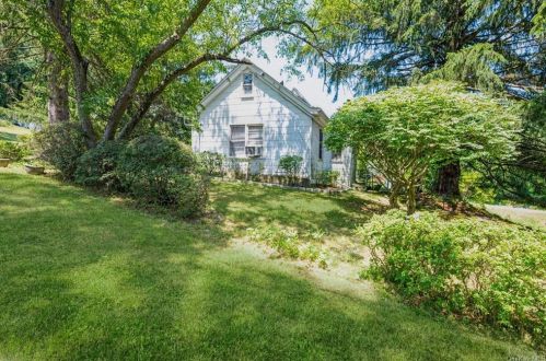 2993 Gomer St, Yorktown Hgts, NY 10598-2738
