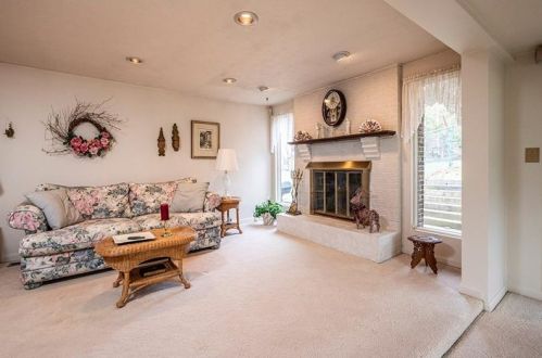 27 Greenview Dr, Jeannette PA  15644-9674 exterior