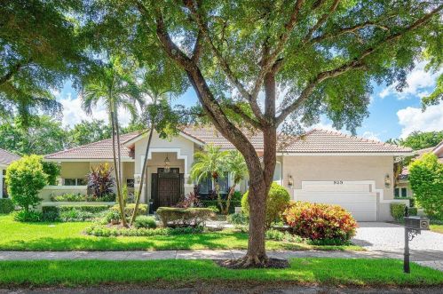 929 Parkside Cir, Boca Raton, FL 33486-5230