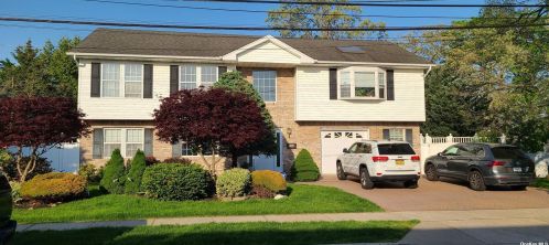 146 10th St, North Lindenhurst, NY 11757-3724