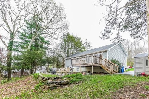 15 Country Club Dr, Gales Ferry CT  06339-1714 exterior