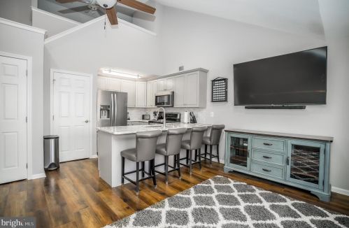 1812 Nathan Dr, Riverton NJ  08077-1556 exterior