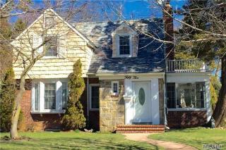55 Atlas Ave, Malverne, NY 11565-1101