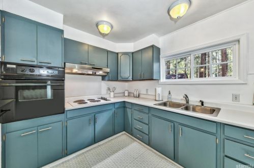 2902 Oakland Ave, South Lake Tahoe CA  96150-7843 exterior