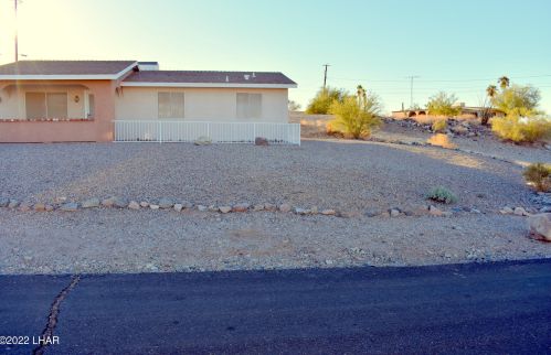 137 Chippewa Ln, Lake Havasu City, AZ 86404-3584