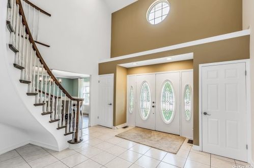 12 Jenna Ct, Holbrook, NY 11741-2020
