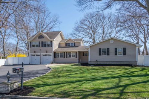 20 Lambeth St, Holbrook, NY 11741-5504