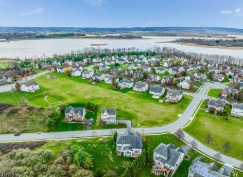 10 Longwood Dr, Clinton, NJ 08809-2037