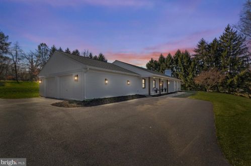 2146 Stonecrest Dr, Lancaster PA  17601-5437 exterior