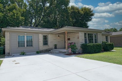 3524 Paramount St, Fort Worth, TX 76117-3330