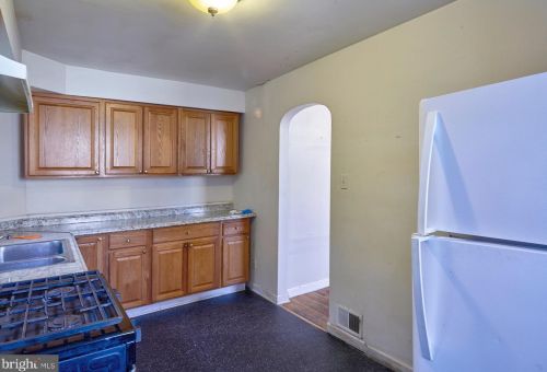 6833 Lee Ave, Camden NJ  08110-6122 exterior