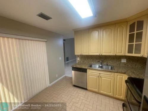 6245 175th Ter, Hialeah FL  33015-4438 exterior