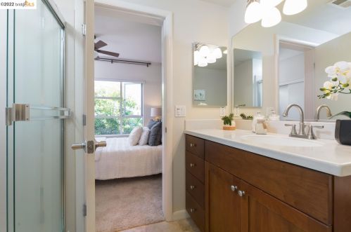 115 Glashaus Loop, Oakland CA 94608-1298 exterior