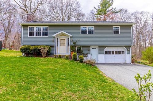 19 Porach Rd, Uncasville, CT 06382-1429