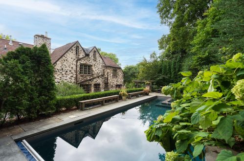 6578 Washington Cir, Milwaukee WI 53213-2460 exterior