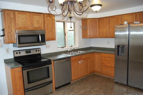 71 School St, Groton, CT 06340-3909