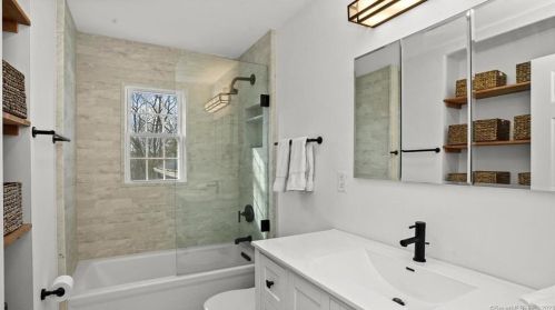 75 Nubel Ln, New Canaan CT  06840-6913 exterior