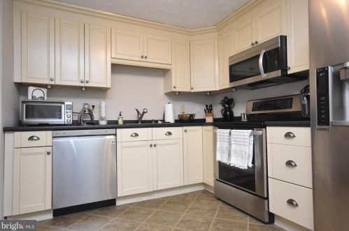 1630 Poplar Grove Dr, Herndon VA  20194-1738 exterior