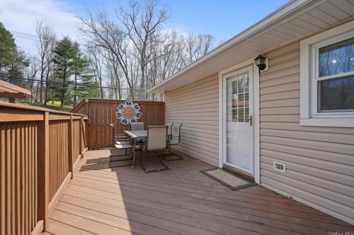 2 Mohawk Ln, Yorktown Hgts NY  10598-6328 exterior