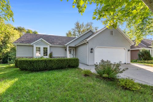 1327 Royal Dr, West Bend, WI 53090-5423