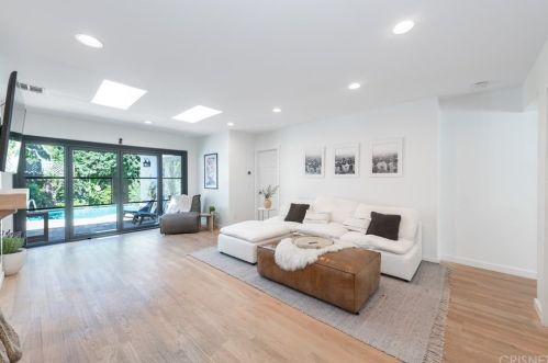 4307 Noble Ave, Van Nuys, CA 91403-4054