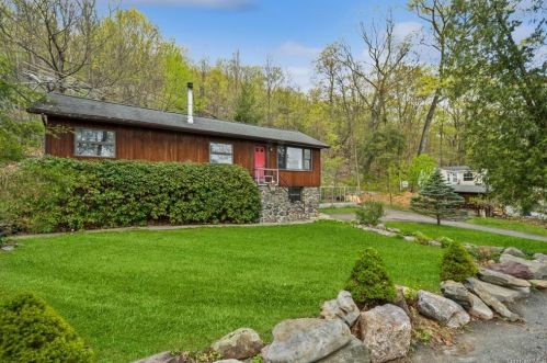 16 Deer Trl, Greenwood Lake NY  10925-4220 exterior