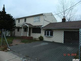 76 Frank St, North Lindenhurst, NY 11757-3009