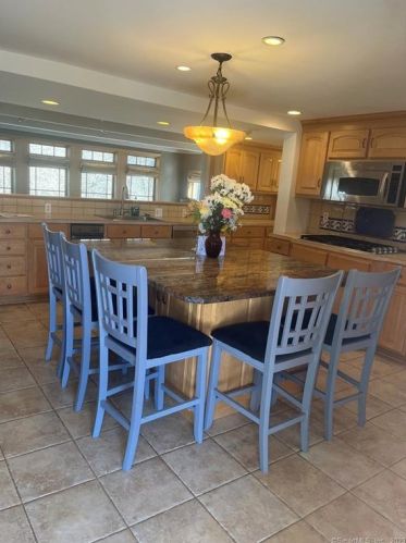 31 Oak Ridge Ln, Hartford CT  06107-3506 exterior