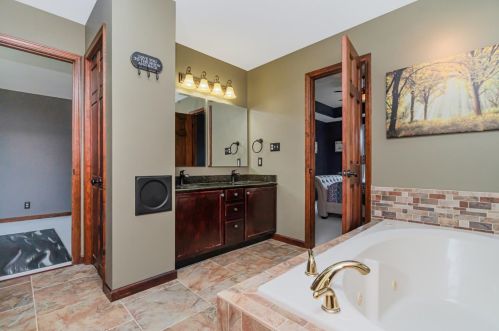 20 Lockerbie Dr, Valpo IN  46385-9287 exterior