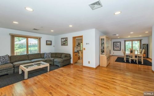 902 Briarwoods Rd, Franklin Lakes NJ  07417-1106 exterior