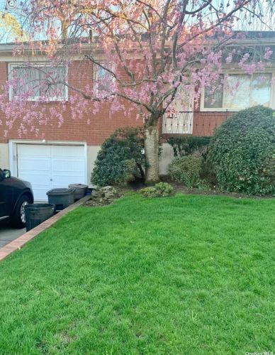 136 Raymond St, Rockville Centre, NY 11570-2541