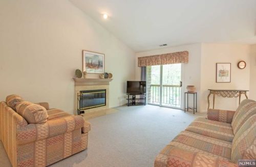 2 Tulip Cres, West Paterson, NJ 07424-5624