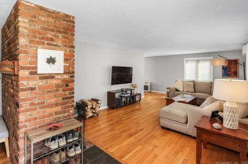 1 Yellow Yellow Cir, Middletown CT  06457-4929 exterior