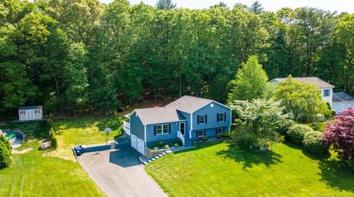8 Desjardins Dr, Uncasville, CT 06382-1148