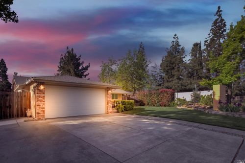 1000 Woodridge Dr, Vacaville CA  95687-6440 exterior