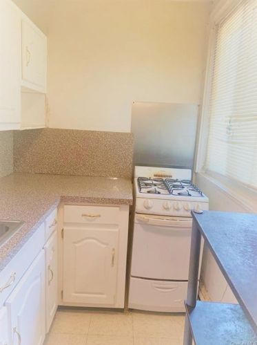 9 Wyndover Woods Ln, White Plains, NY 10603-3149