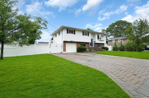 37 7th St, West Islip, NY 11795-3721