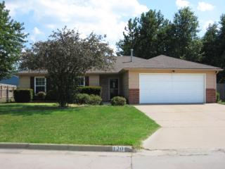 120 Parker Dr, Manhattan KS  66502-7621 exterior