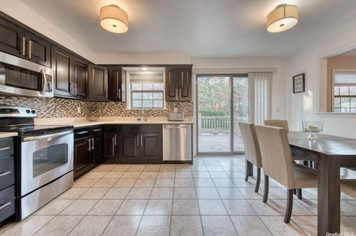 8 Evergreen Ln, East Quogue, NY 11942-4426