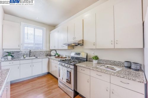 3675 Green Acre Rd, Oakland, CA 94619-2724