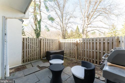 281 Chelsea Cir, Newtown Square PA  19073-2104 exterior