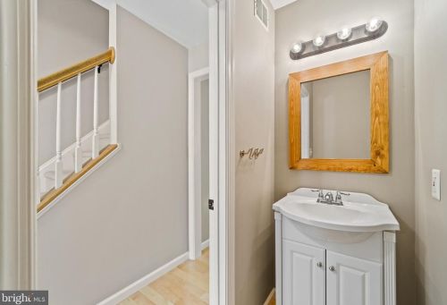 8819 Clinton Dr, Nokesville VA  20181-3205 exterior